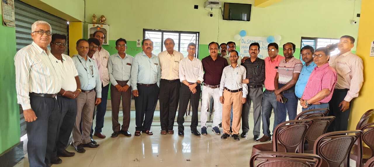 Dhanbad News: निरसा में डॉ सैमुअल हैनीमैन की जयंती मनी