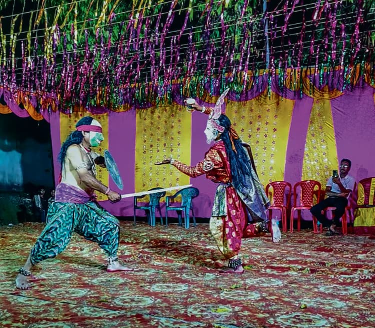 seraikela kharsawan news: संस्कृति के रंग में रंगा ईचा गांव, छऊ नृत्य से झलकी लोक परंपरा की झलक