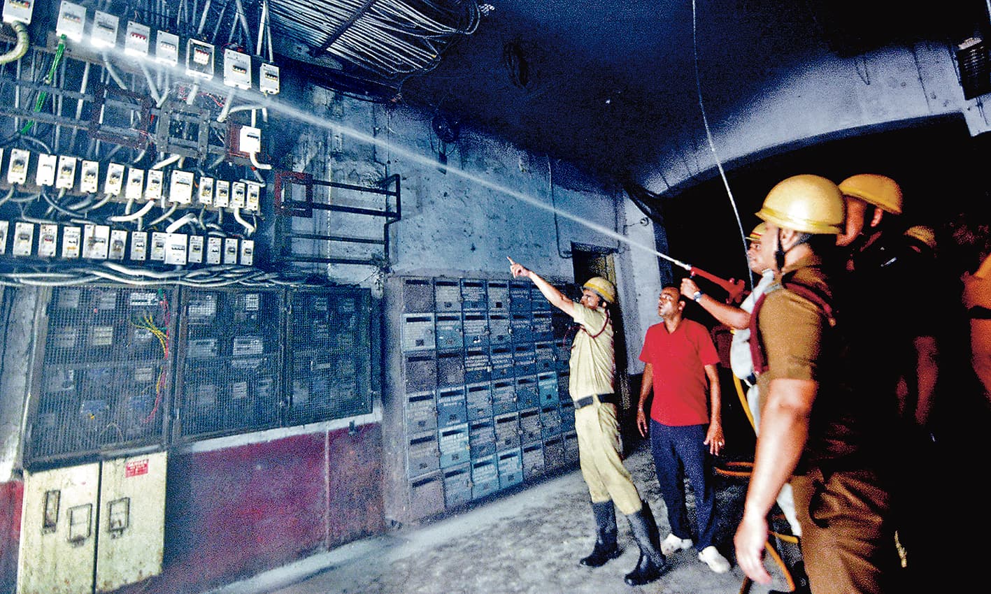 हाइकोर्ट के पास टेंपल चेंबर में आग लगने से मची अफरातफरी