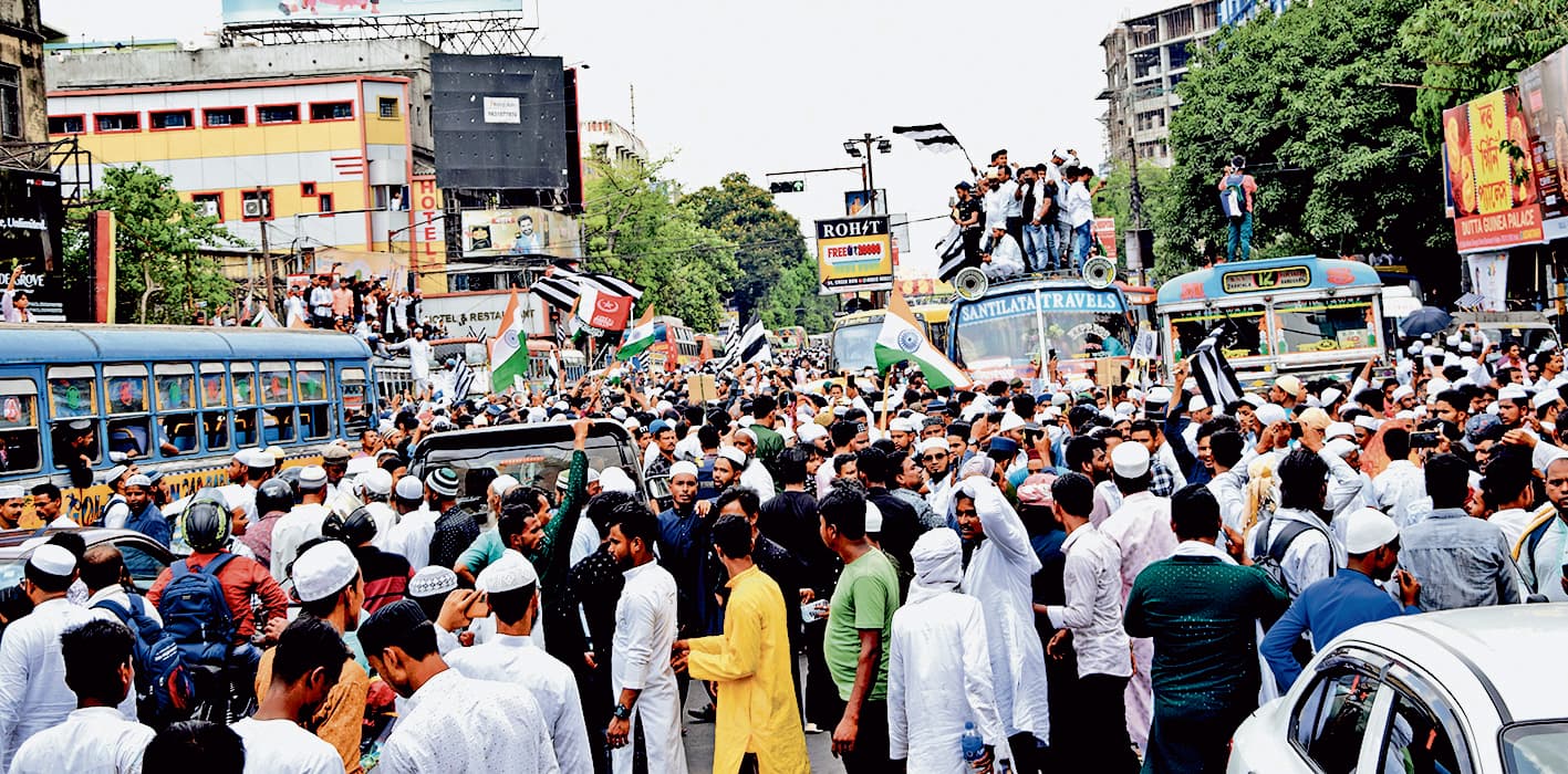 वक्फ कानून के खिलाफ निकाली रैली