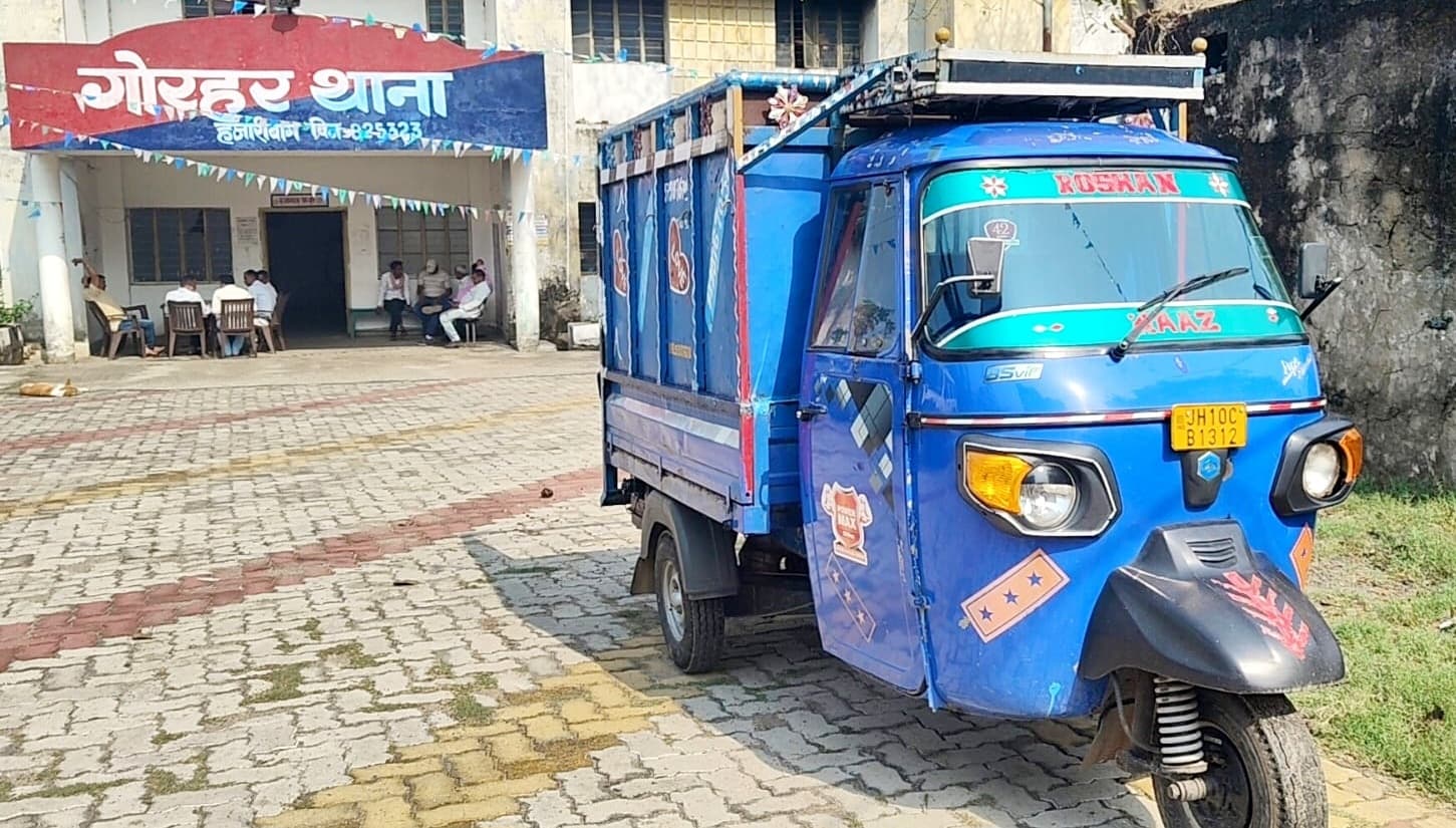 शिलाड़ीह में मवेशियों ने लदा टेंपो जब्त, पुलिस को सौंपा