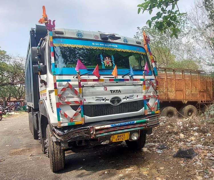 हाइवा व स्कॉर्पियो में टक्कर, तीन घायल