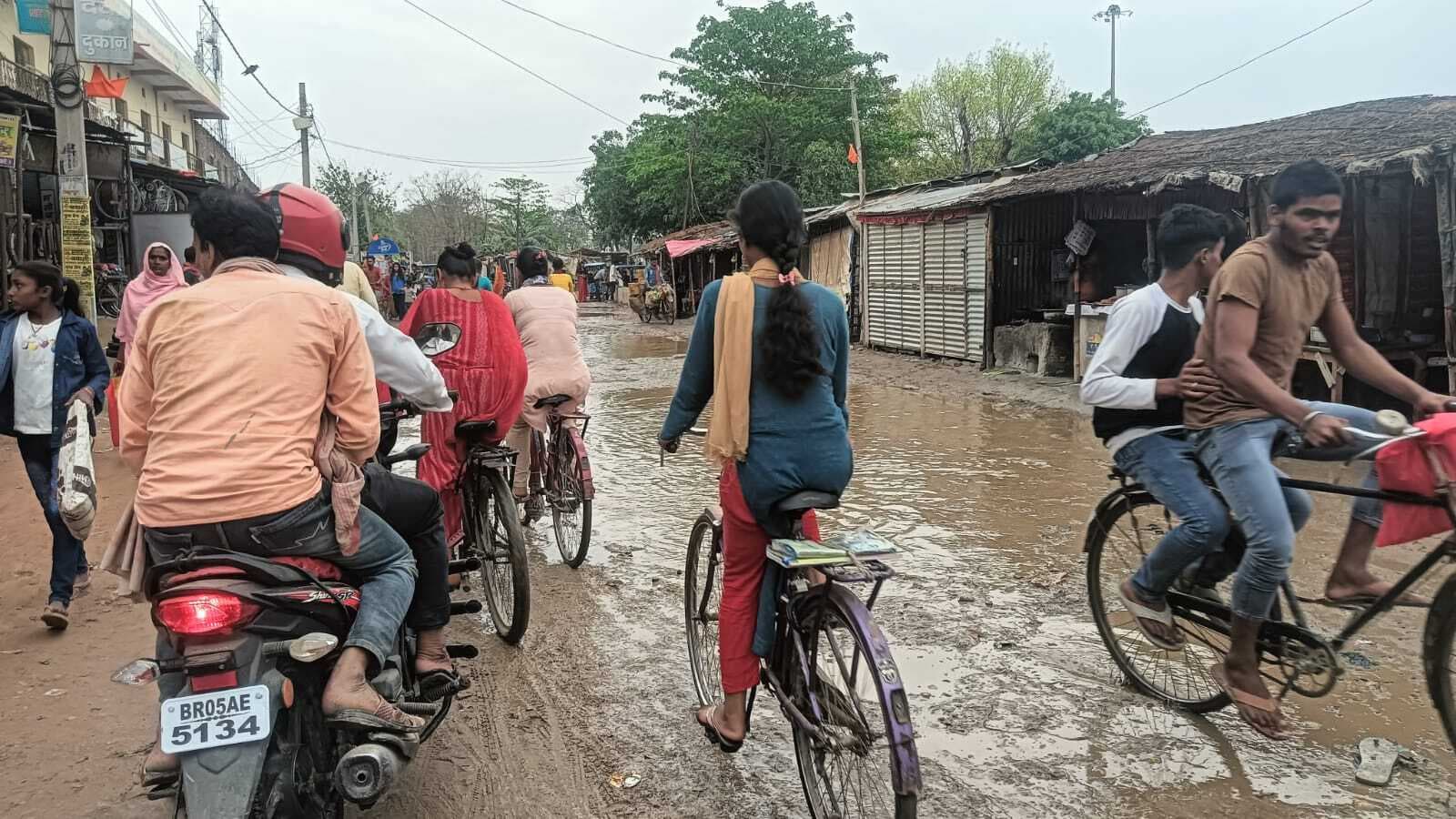 Motihari: भेलाही स्टेशन रोड में जल जमाव व कीचड़ से परेशानी