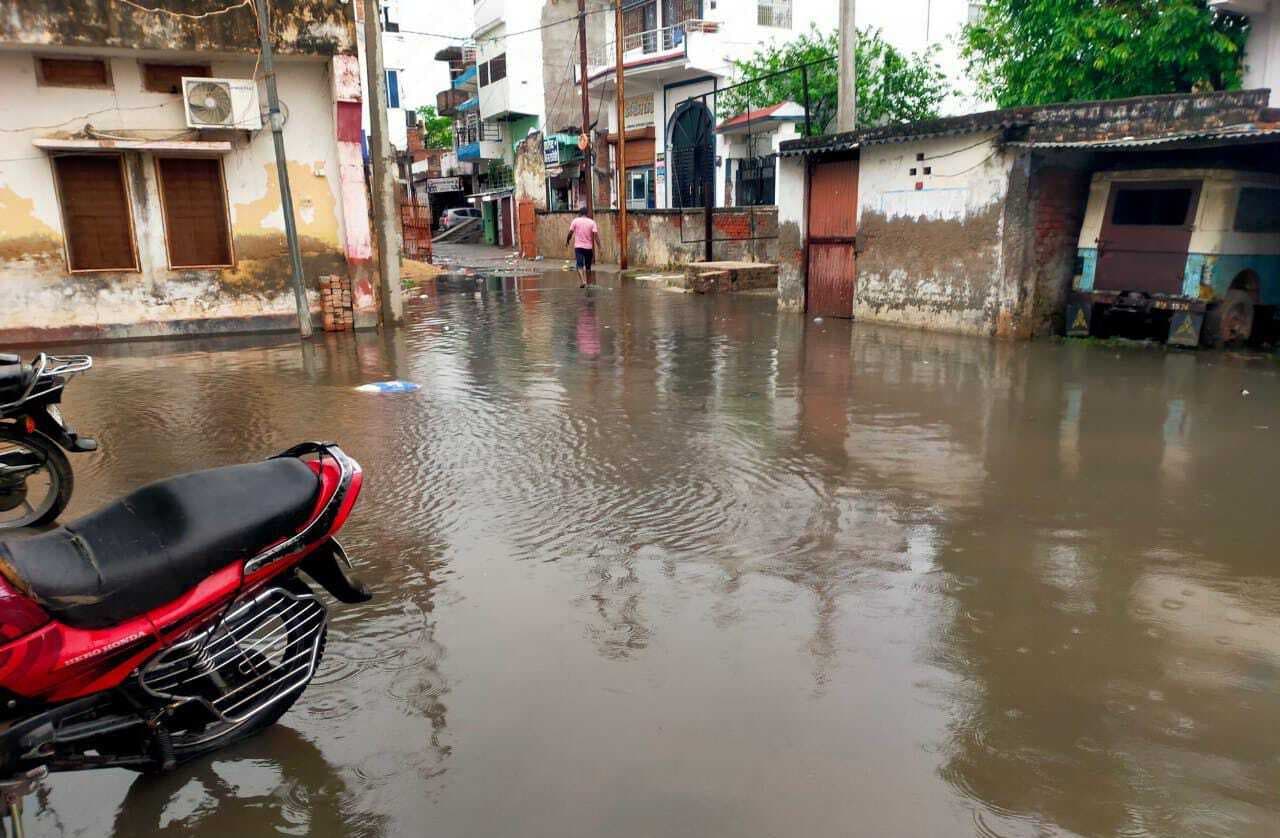 बारिश से दिनारा पीएचसी में जलजमाव, मरीजों व परिजनों को भारी दिक्कत