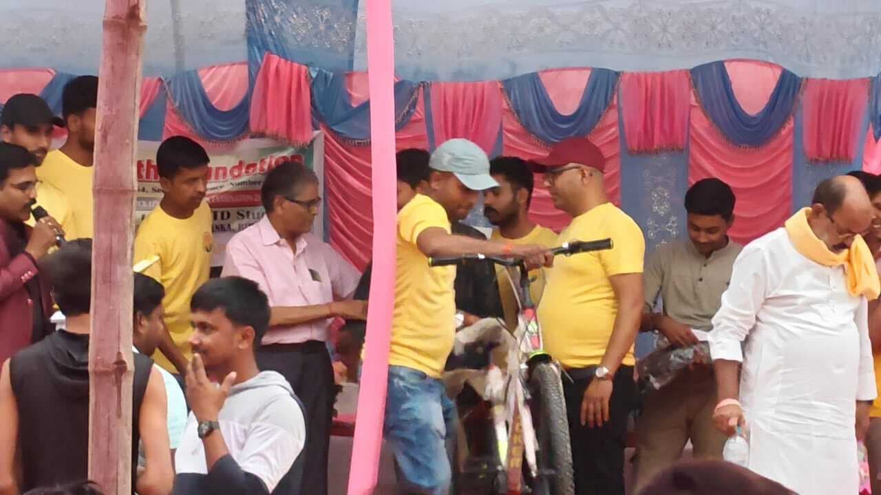 निराला यूथ फाउंडेशन ने विद्यार्थियों को किया पुरस्कृत