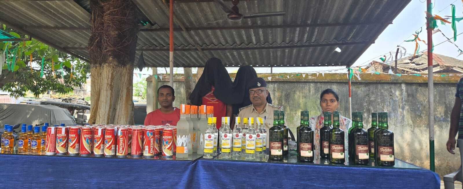 ऑटो से 53 लीटर विदेशी शराब बरामद, चालक व उपचालक गिरफ्तार