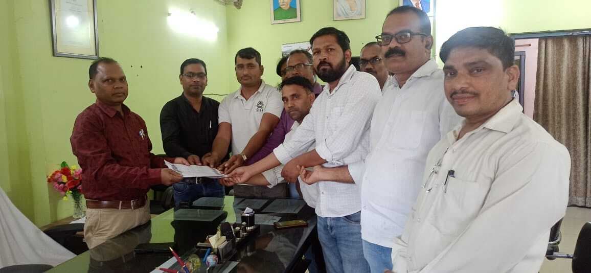 कर्मचारियों ने मुख्य सचिव को सौंपा तीन सूत्री मांग