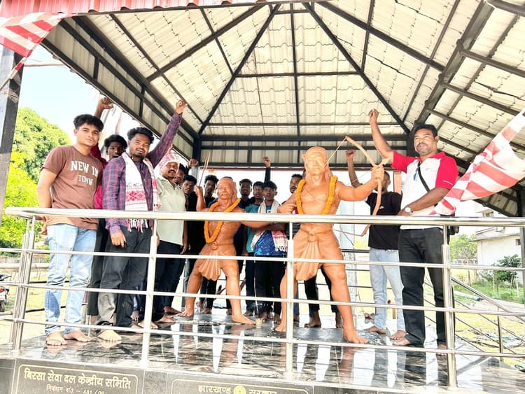 Jamshedpur news. बिरसानगर में बिरसा सेना ने सिदो-कान्हू को उनकी जयंती पर श्रद्धांजलि अर्पित की