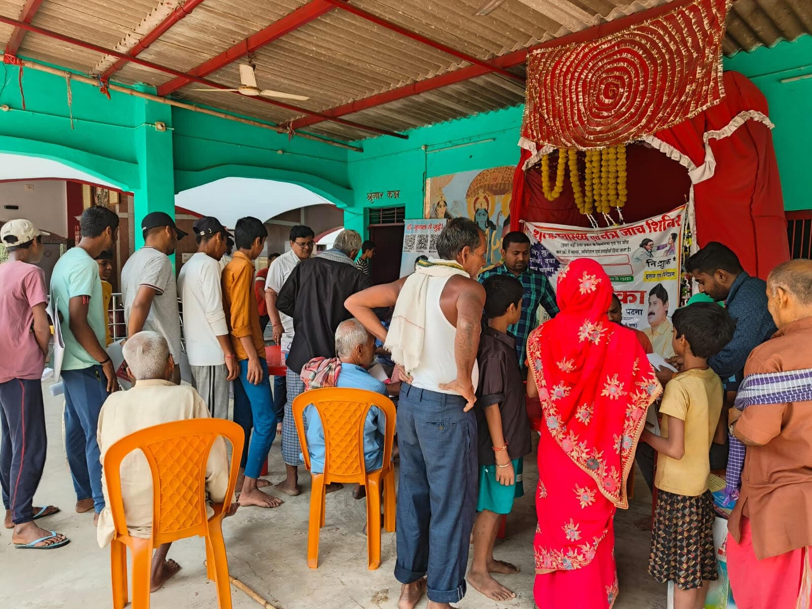 Madhubani News : निःशुल्क मेडिकल कैंप में नेत्र रोग के मरीजों की हुई जांच