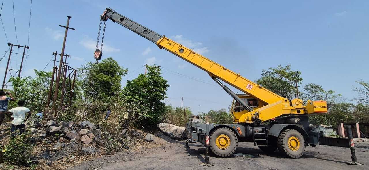 वाहन ऑपरेटर की लापरवाही से टूटी बिजली तार व इंसुलेटर, आपूर्ति बाधित