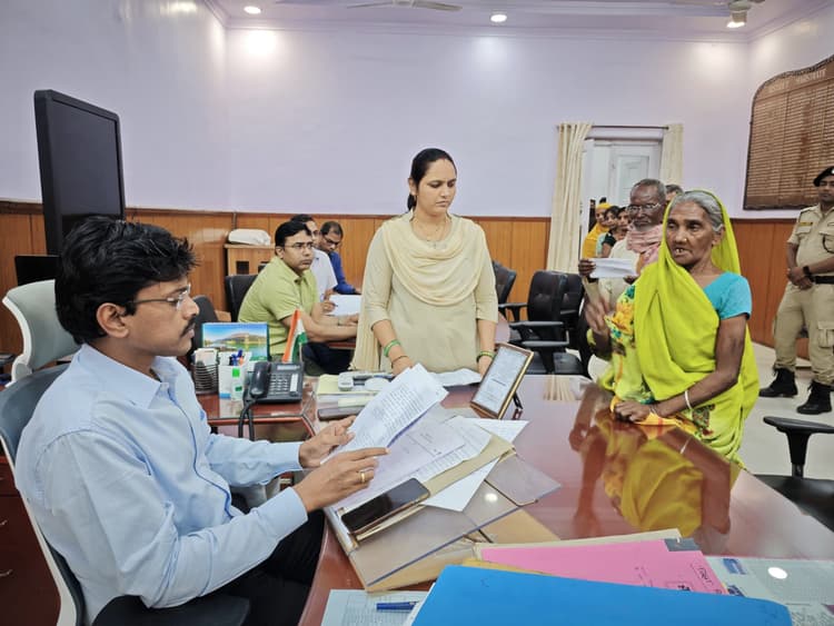 Gaya News : म्युटेशन के एवज में राजस्व कर्मचारी ने मांगी राशि, डीएम ने जांच का दिया आदेश