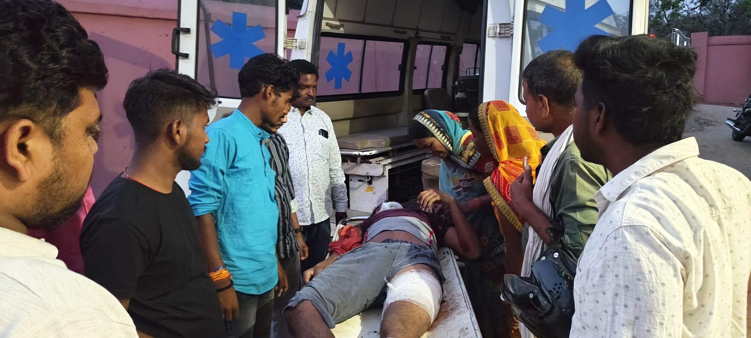 असंतुलित होकर बाइक से गिरा युवक, गंभीर रूप से घायल