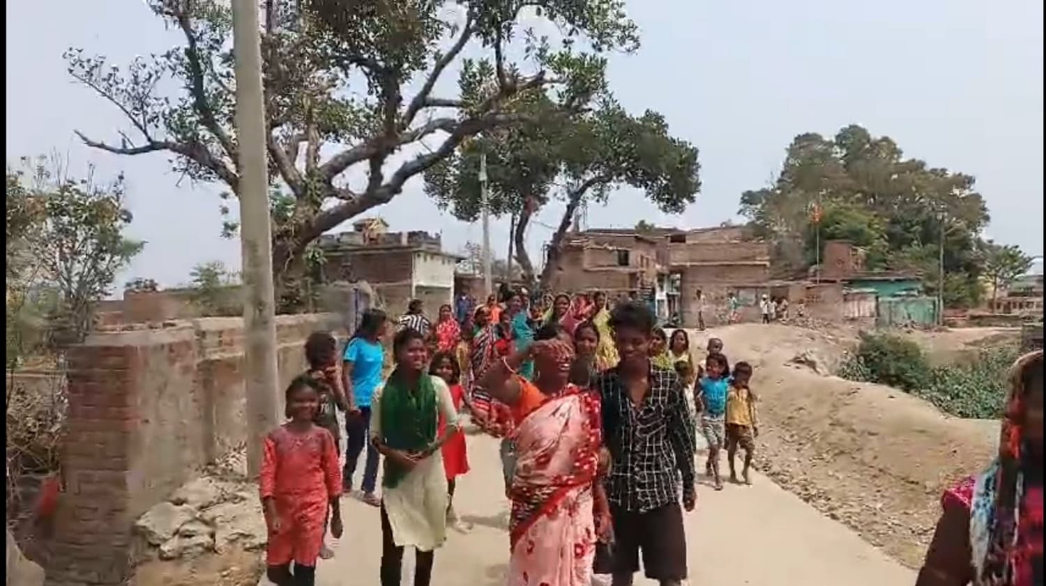 Bokaro News : आंगनबाड़ी सेविका के चयन पर ग्रामीणों ने जताया विरोध