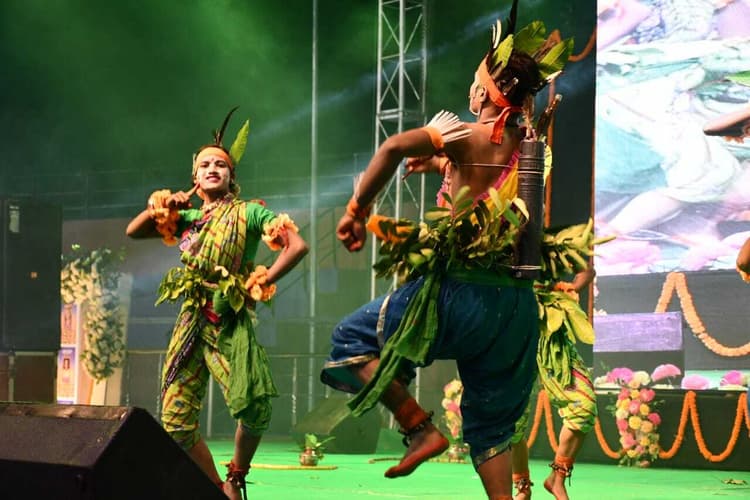 seraikela kharsawan news: छऊ की धरती पर चैत्र महोत्सव का रंगारंग आगाज़, सरायकेला बना सांस्कृतिक संगम