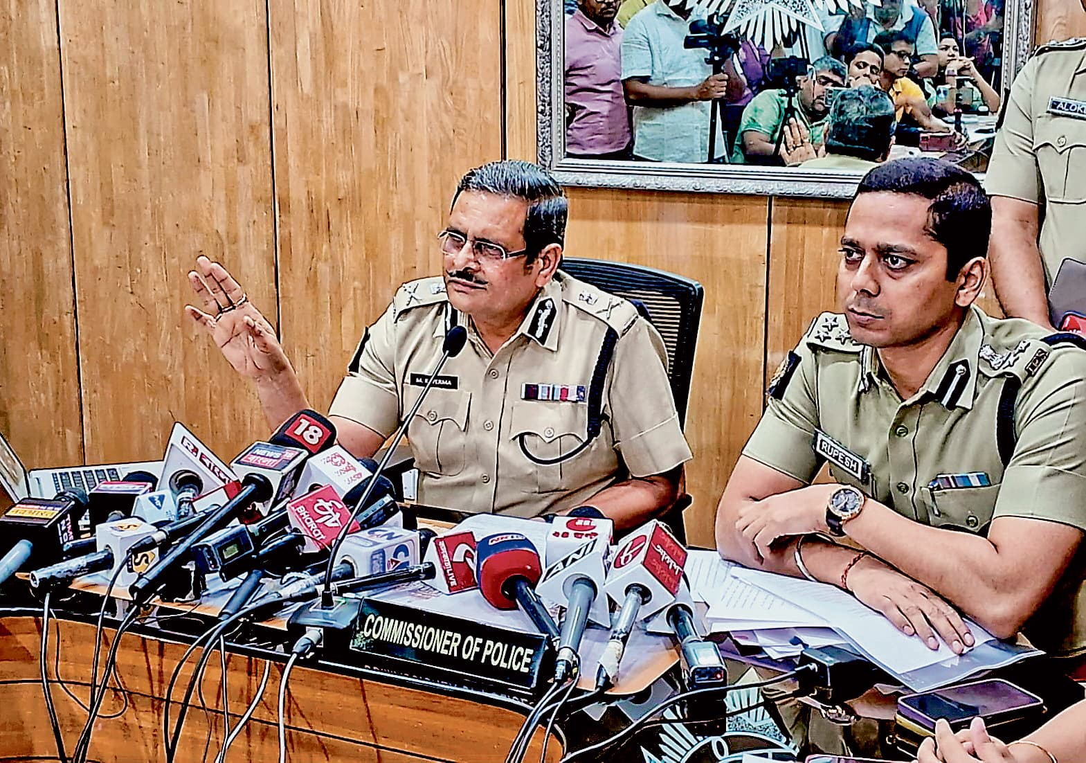 शिक्षकों को लात मारने वाले आरोपी एसआइ को मामले की जांच से हटाया