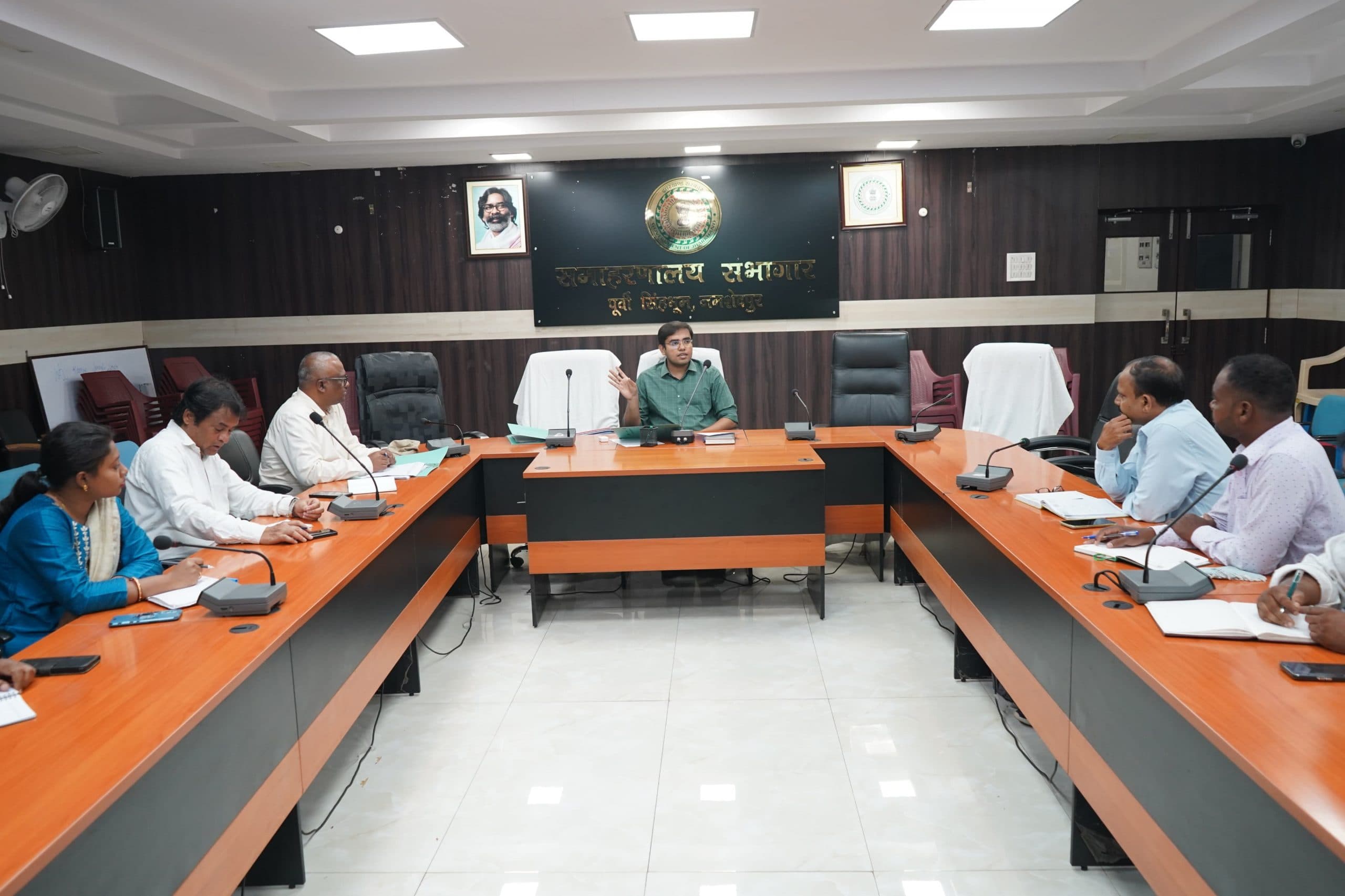 Jamshedpur News : स्थानीय मांग व रुचि के अनुसार युवक-युवतियों को दें प्रशिक्षण : डीडीसी