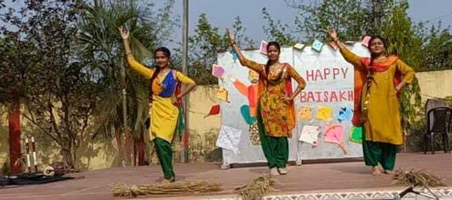 डीएवी स्कूल में धूमधाम से मनाया गया बैसाखी पर्व