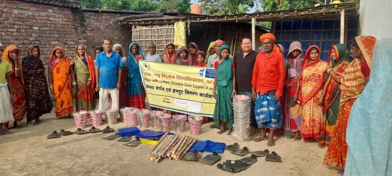 पशु विज्ञान विवि ने मुर्गी व बकरी पालन विषय पर किया जागरूक