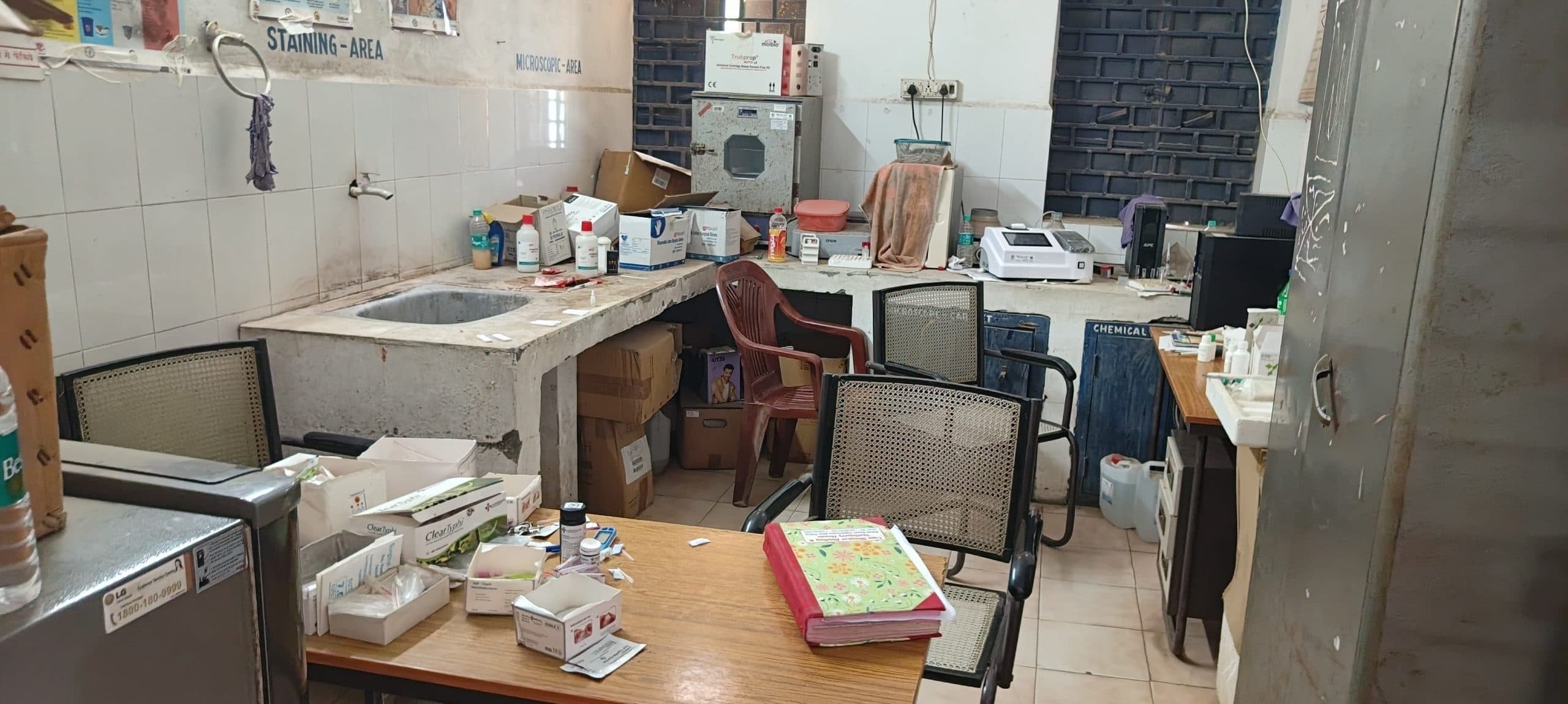 रेफरल अस्पताल के पैथोलॉजी लैब से स्टाफ रहे नदारद, मरीज परेशान