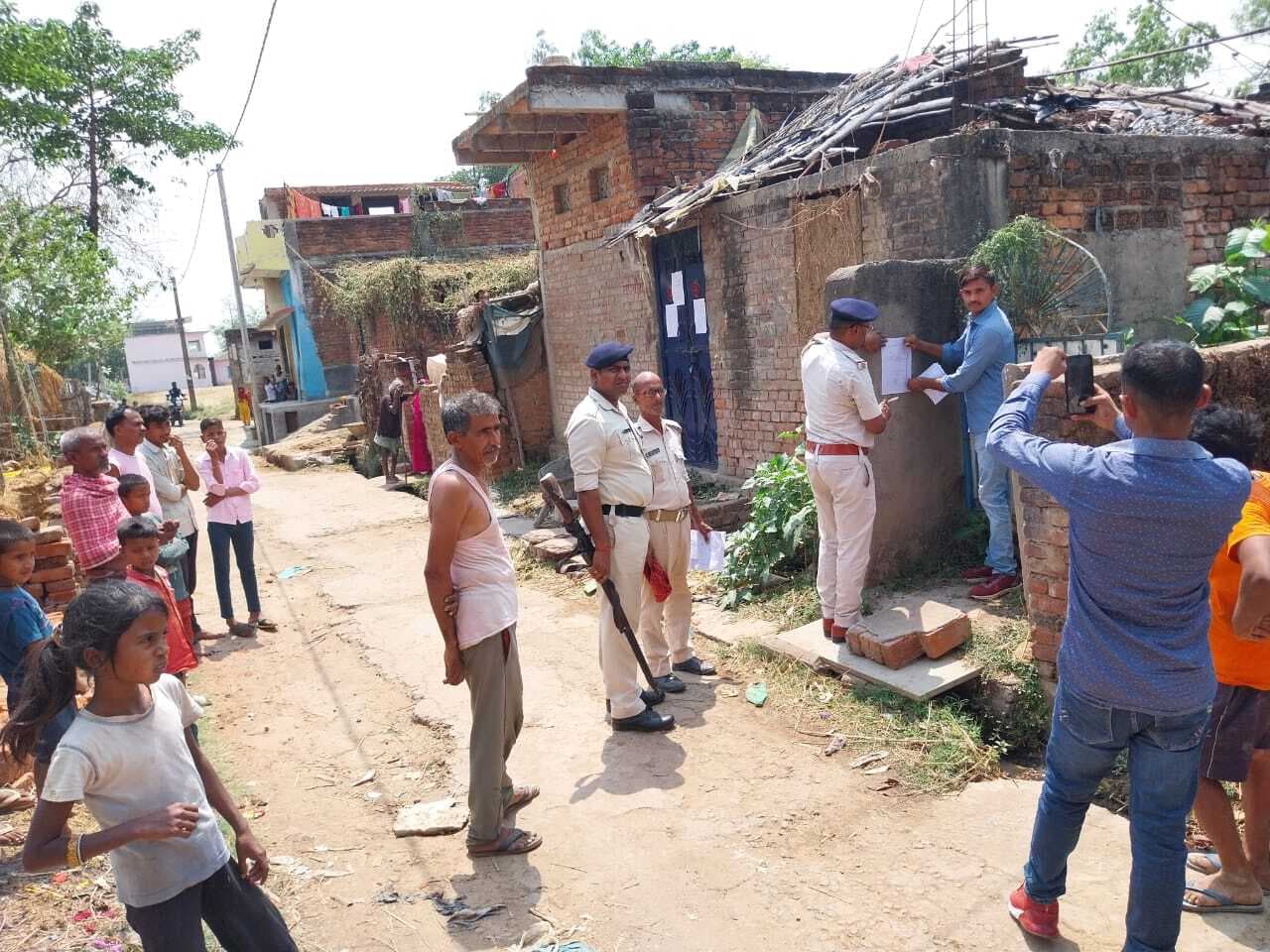 आरोपितों के घर पुलिस ने चिपकाया इश्तेहार