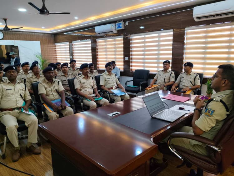 शहर में हो रही चोरी पर नगर थाना प्रभारी को लगी कड़ी फटकार