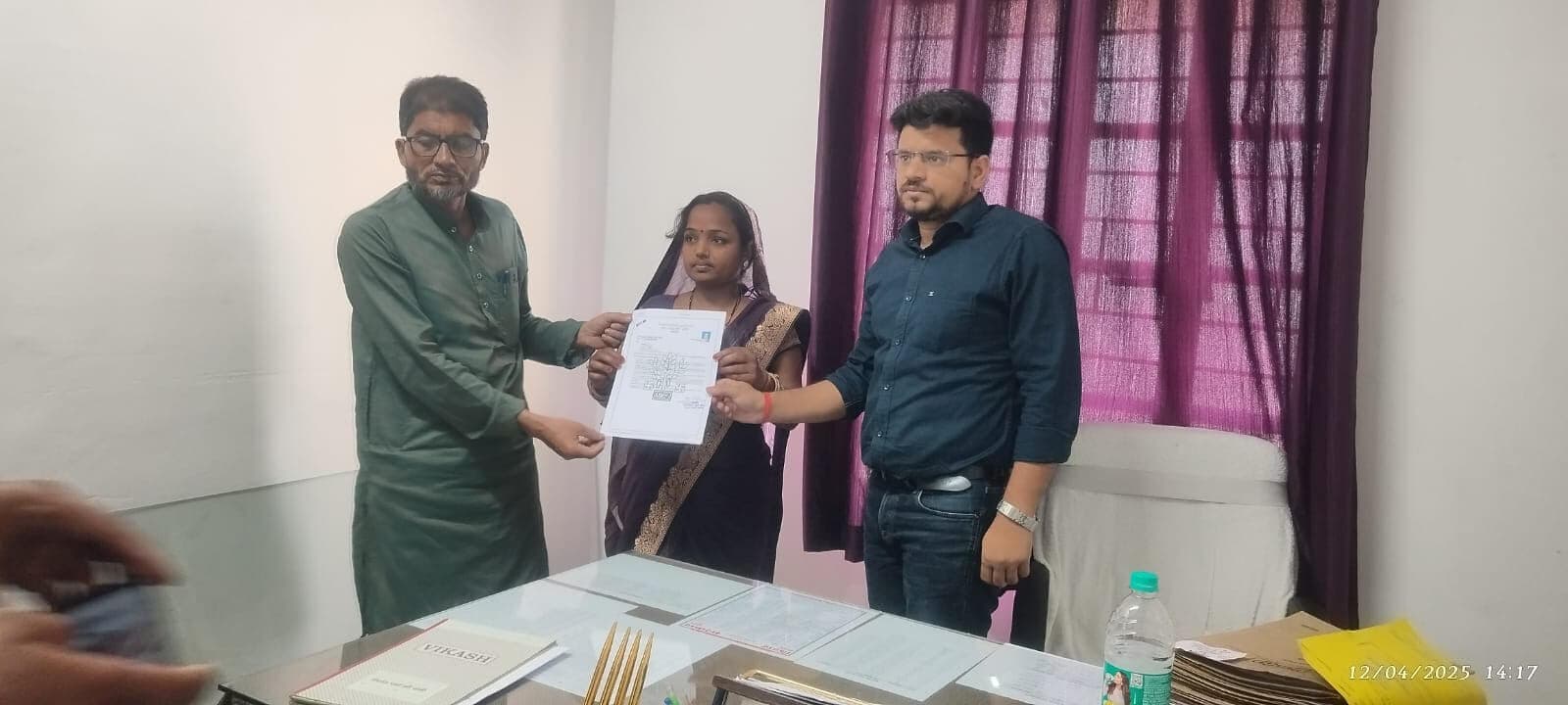 ग्राम कचहरी सचिव को दिया नियोजन पत्र