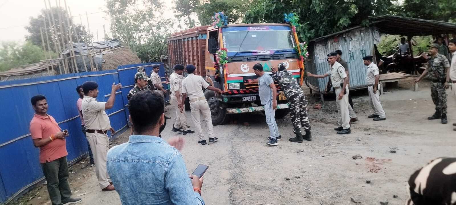 वाहन जांच कर रही आरटीओ टीम पर हमला, दो ट्रक जब्त