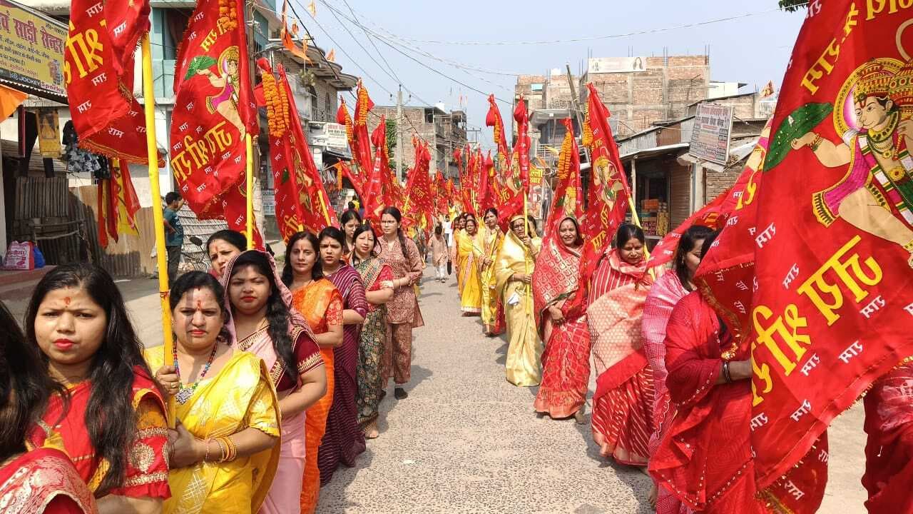 मुरलीगंज में निकाली गयी निशान यात्रा, जयकारे से गूंजा शहर