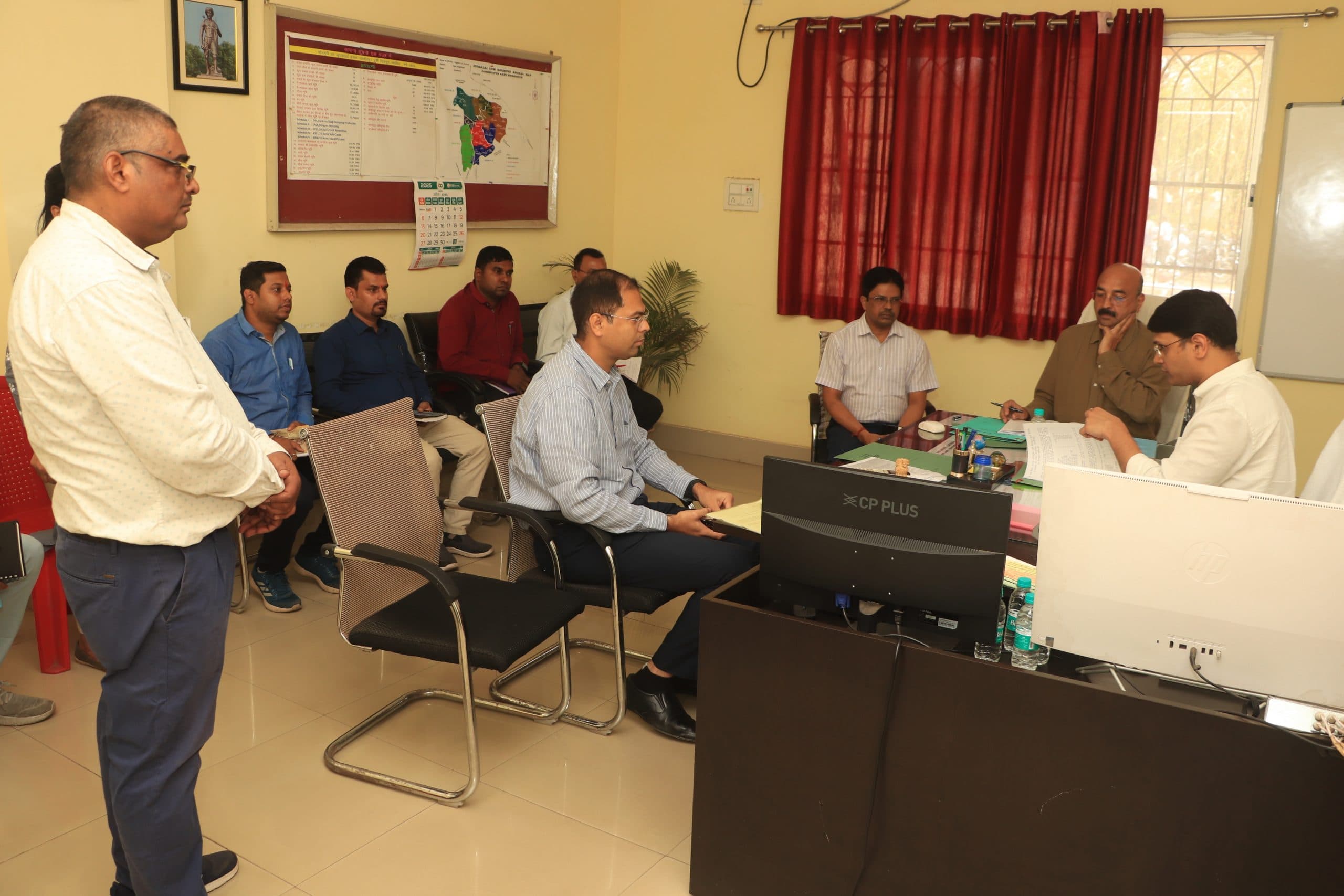 Jamshedpur news. मंईयां सम्मान योजना की लाभार्थियों के लिए अलग से बनेगा काउंटर, सरकारी जमीन कब्जा हुई, तो बर्खास्त होंगे कर्मचारी