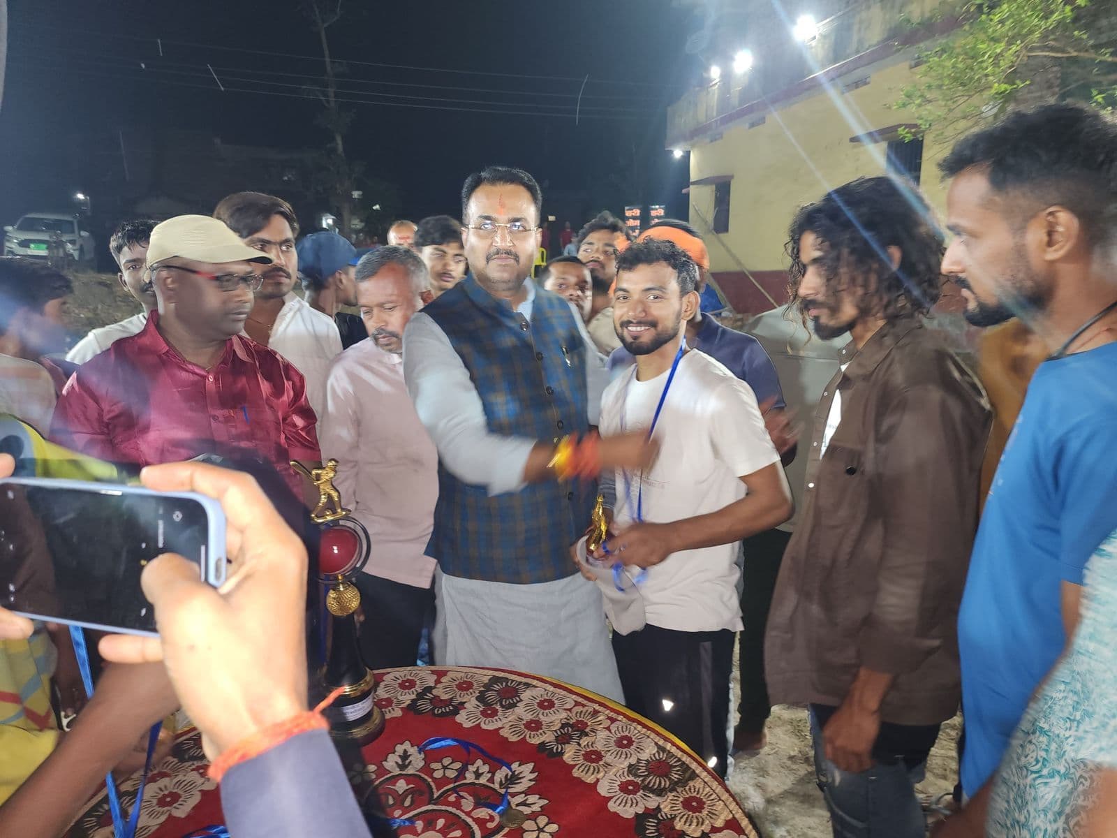 नाइट क्रिकेट टूर्नामेंट में मालीगली की टीम ने मारी बाजी