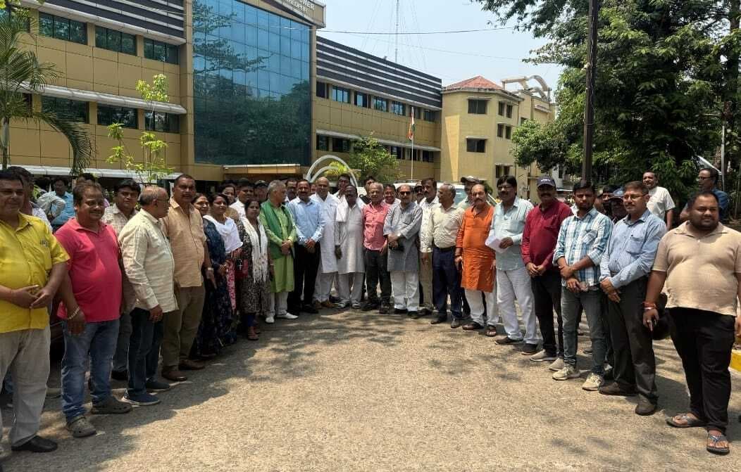 Jamshedpur news. जिला कांग्रेस ने उपायुक्त कार्यालय पर शिलापट्ट से छेड़छाड़ के विरुद्ध किया प्रदर्शन