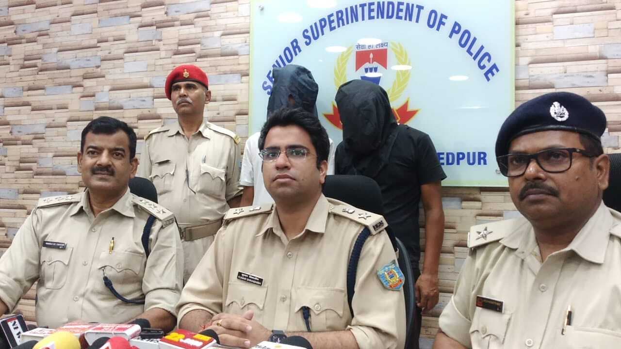 Jamshedpur news. कोलकाता से कोरियर के जरिये नशीली दवा मंगाकर शहर व आदित्यपुर में बेचेते थे युवक, दो गिरफ्तार