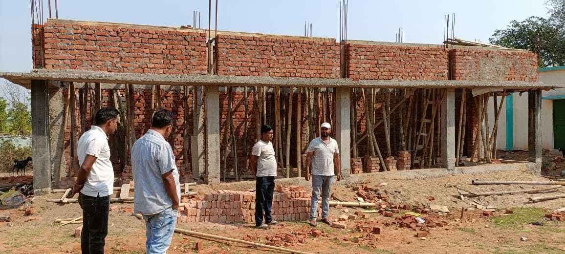स्कूल में डीएमएफटी फंड का दुरुपयोग कर बन रहा नया भवन