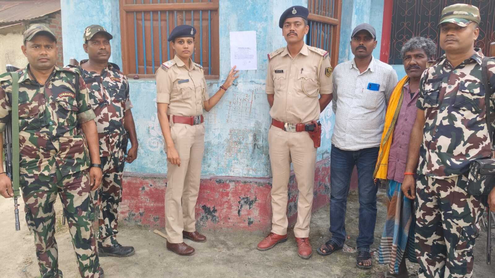 अभियुक्तों के घर पुलिस ने चिपकाया इश्तेहार