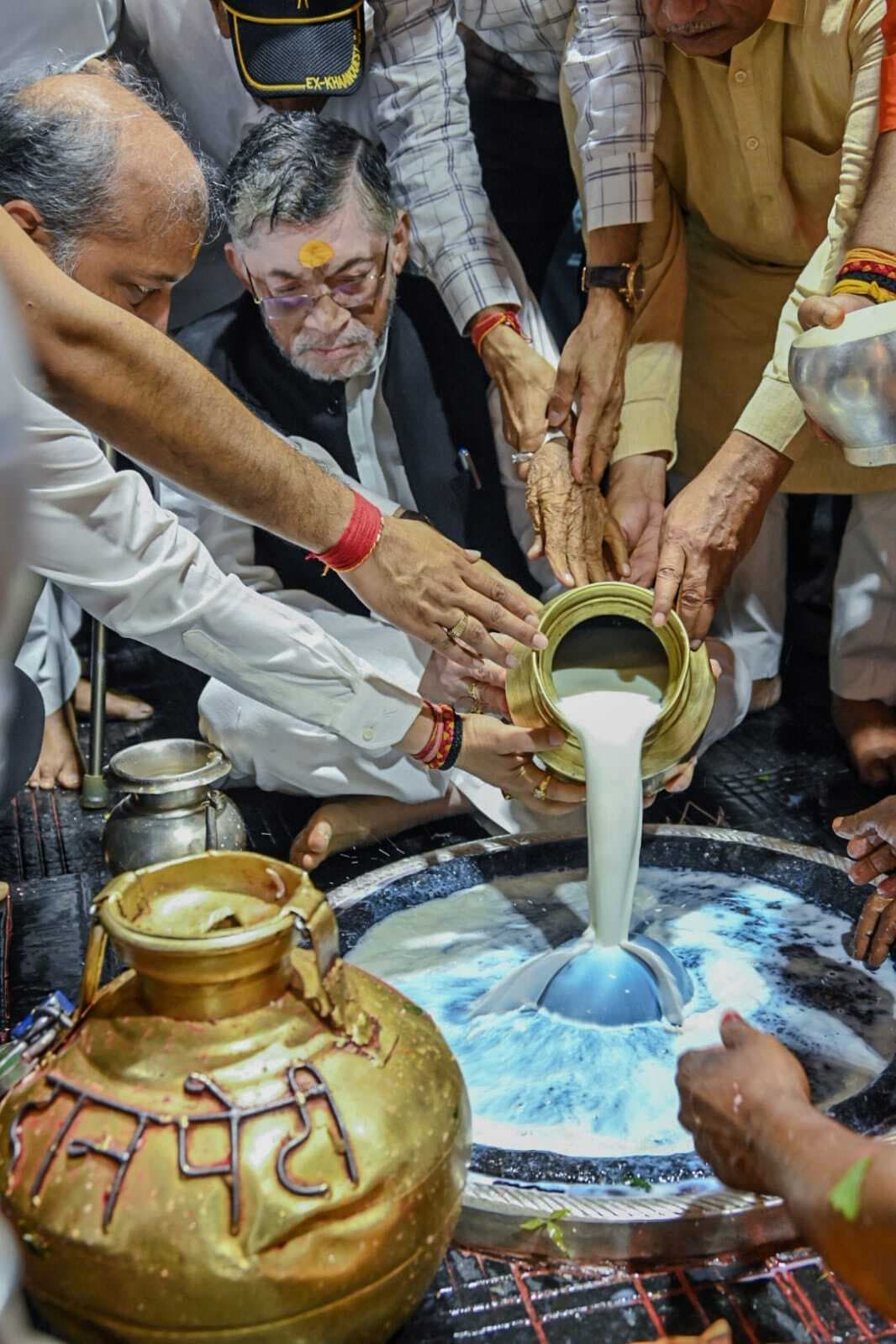 deoghar news : बाबा दरबार में राज्यपाल ने लगायी हाजिरी, षोड्शोपचार विधि से की पूजा