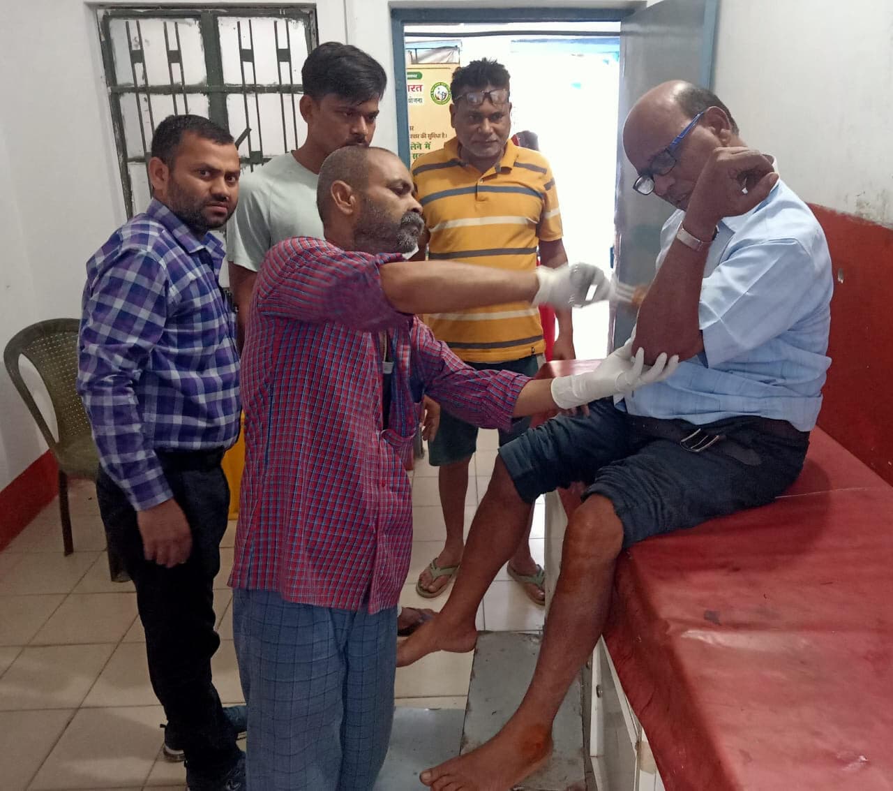 सड़क दुर्घटना में बाइक चला रहा शिक्षक जख्मी