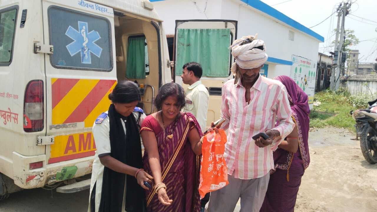 बस के धक्के से ई रिक्शा पलटी, पांच यात्री घायल