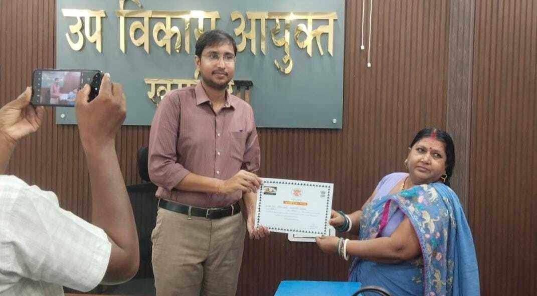 खेल मैदान निर्माण में उत्कृष्ट प्रदर्शन करने वाले चौथम के दो मुखिया व उप प्रमुख हुए सम्मानित