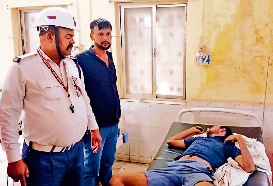 Gopalganj News : जहर खाने से अचेत तीन लोगों को कराया गया भर्ती