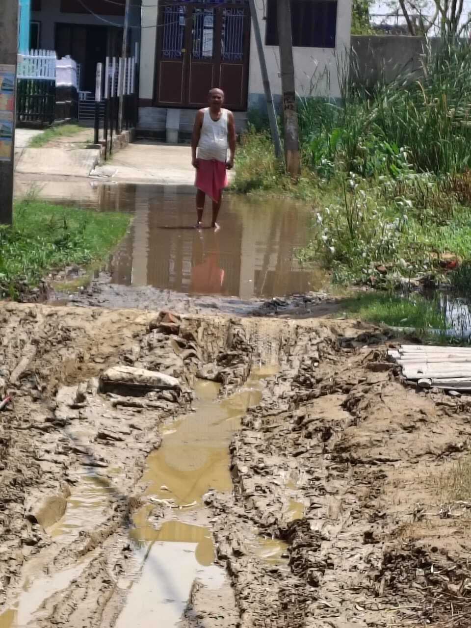 Madhubani News : हल्की बारिश होते ही घरों से निकलना हुआ मुश्किल