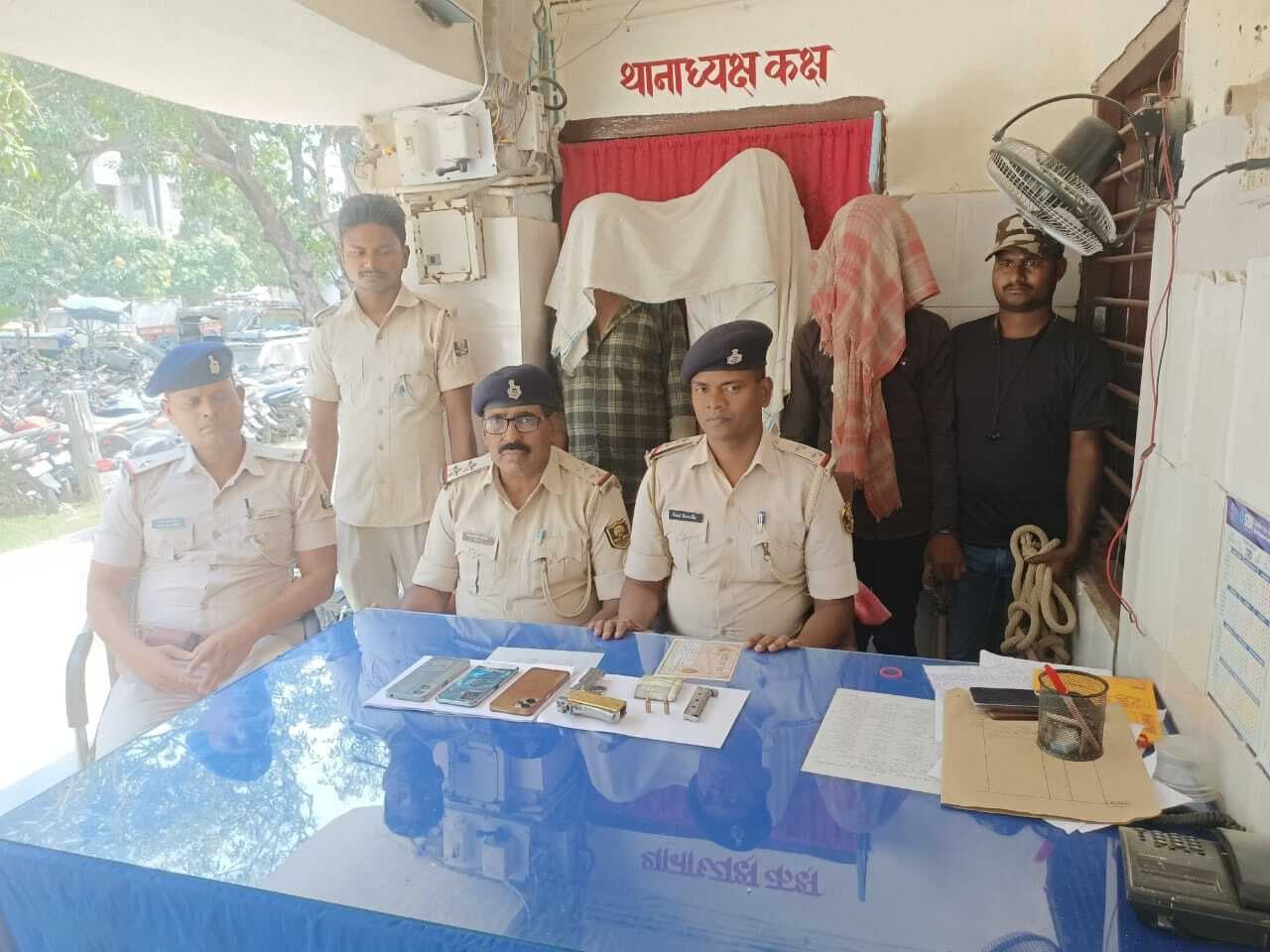 Madhubani News : पिस्टल व दो कारतूस के साथ तीन अपराधी गिरफ्तार