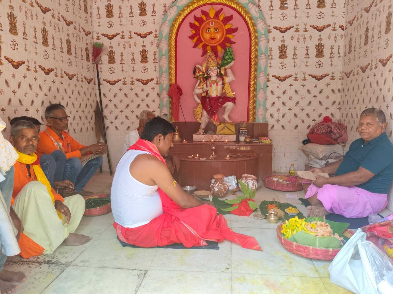 Madhubani News : नवनिर्मित हनुमान मंदिर में पूजा व अष्टयाम का हुआ आयोजन