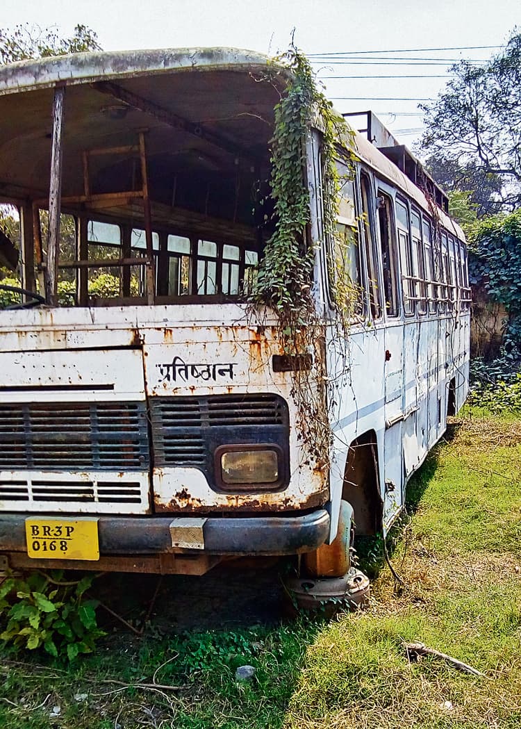 सरकारी बस डिपो में यात्रियों को नहीं मिल रही हैं सुविधाएं