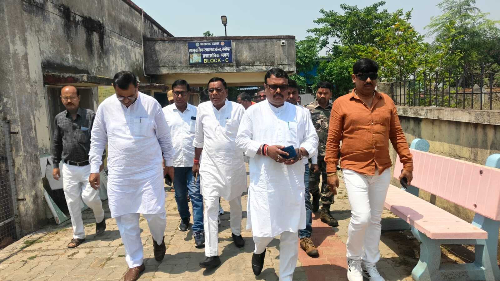 Giridih News :बगोदर ट्रामा सेंटर पहुंचे विधायक, प्रसूताओं ने एएनएम पर पैसे लेने का लगाया आरोप