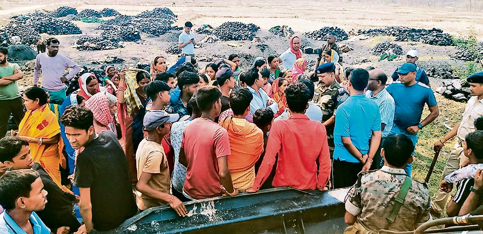 Bokaro News : अवैध कोयला जब्त करने पहुंचे अधिकारी, ग्रामीणों ने रोका