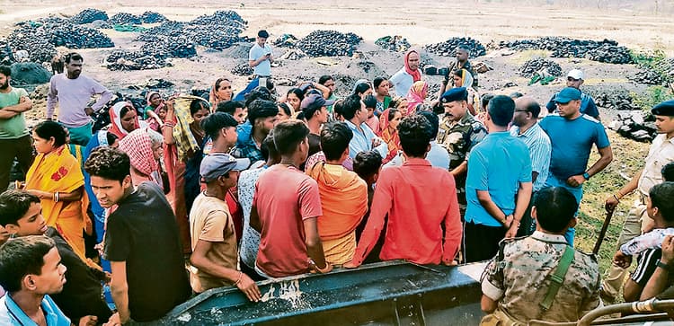 Bokaro News : अवैध कोयला जब्त करने पहुंचे अधिकारी, ग्रामीणों ने रोका