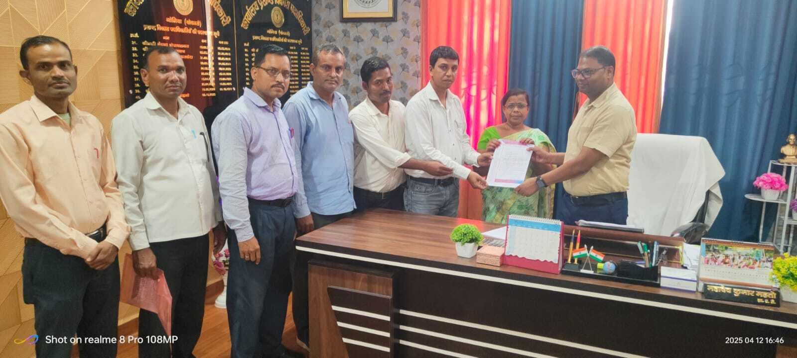 Bokaro News : शिक्षकों ने निकाली रैली, ज्ञापन सौंपा