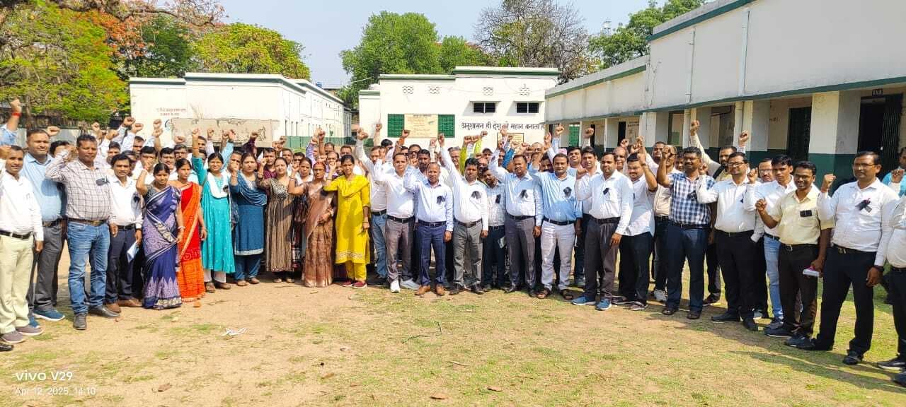 Educational News :शिक्षकों ने काला बिल्ला लगा किया मूल्यांकन कार्य