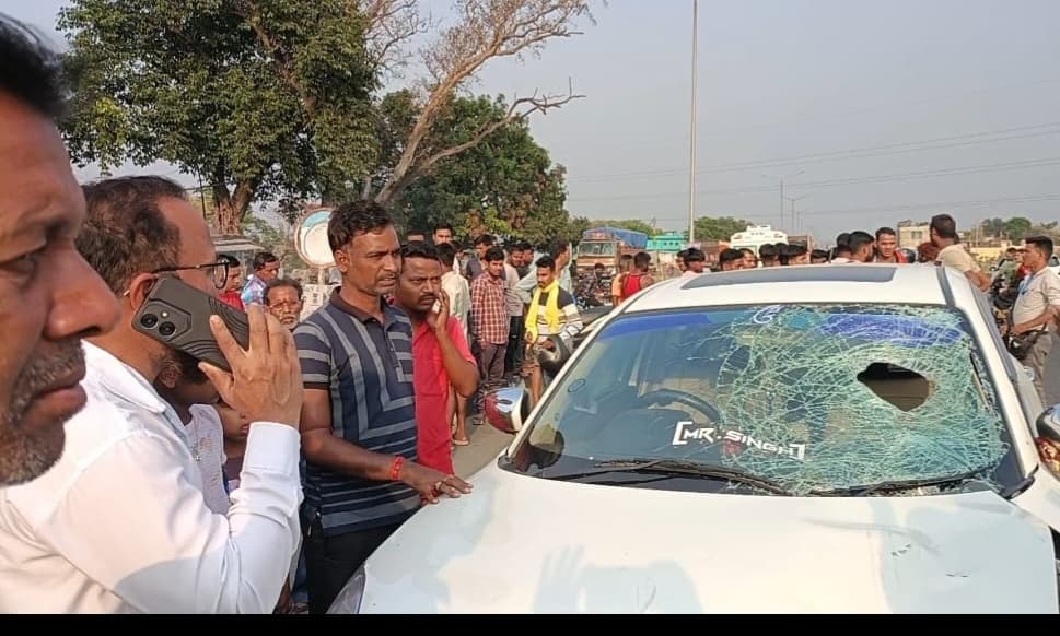 Dhanbad News: सड़क हादसे में अधेड़ की मौत, युवक गंभीर