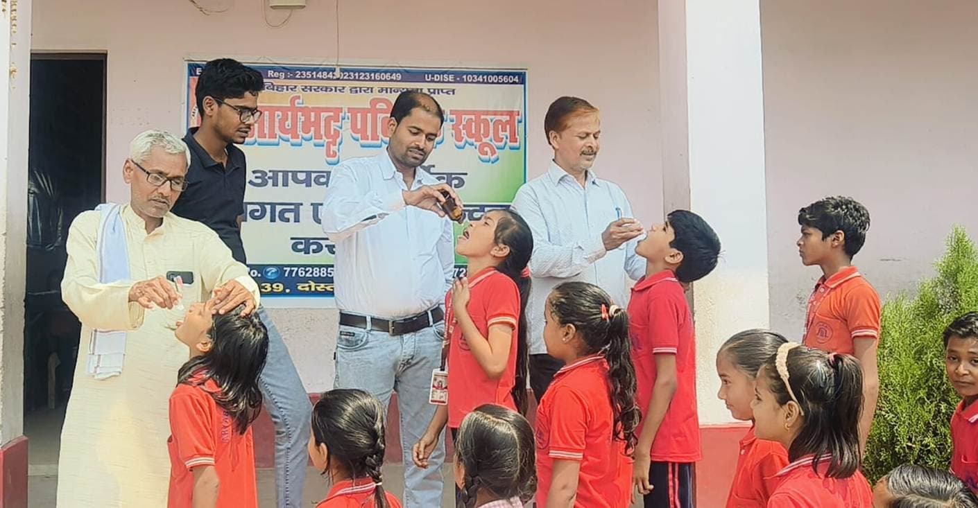आर्यभट्ट पब्लिक स्कूल में बच्चों को पिलायी गयी चेचक की प्रतिरोधक दवा